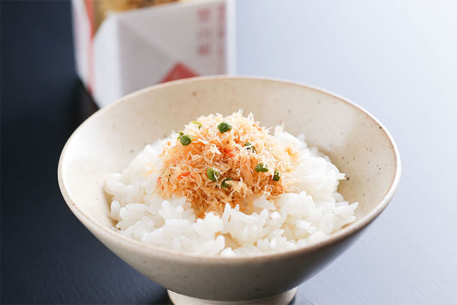 白ごはんに蟹山椒をのせた一杯