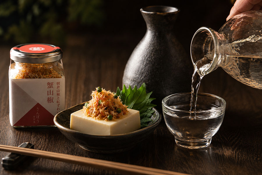 冷奴に蟹山椒をのせた酒の肴